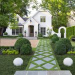 آلاچیق فلزی در فضای سبز