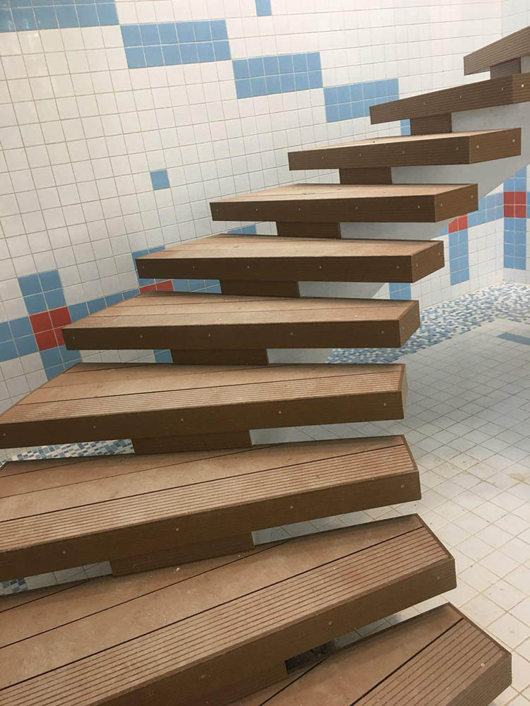 پله با چوب پلاست